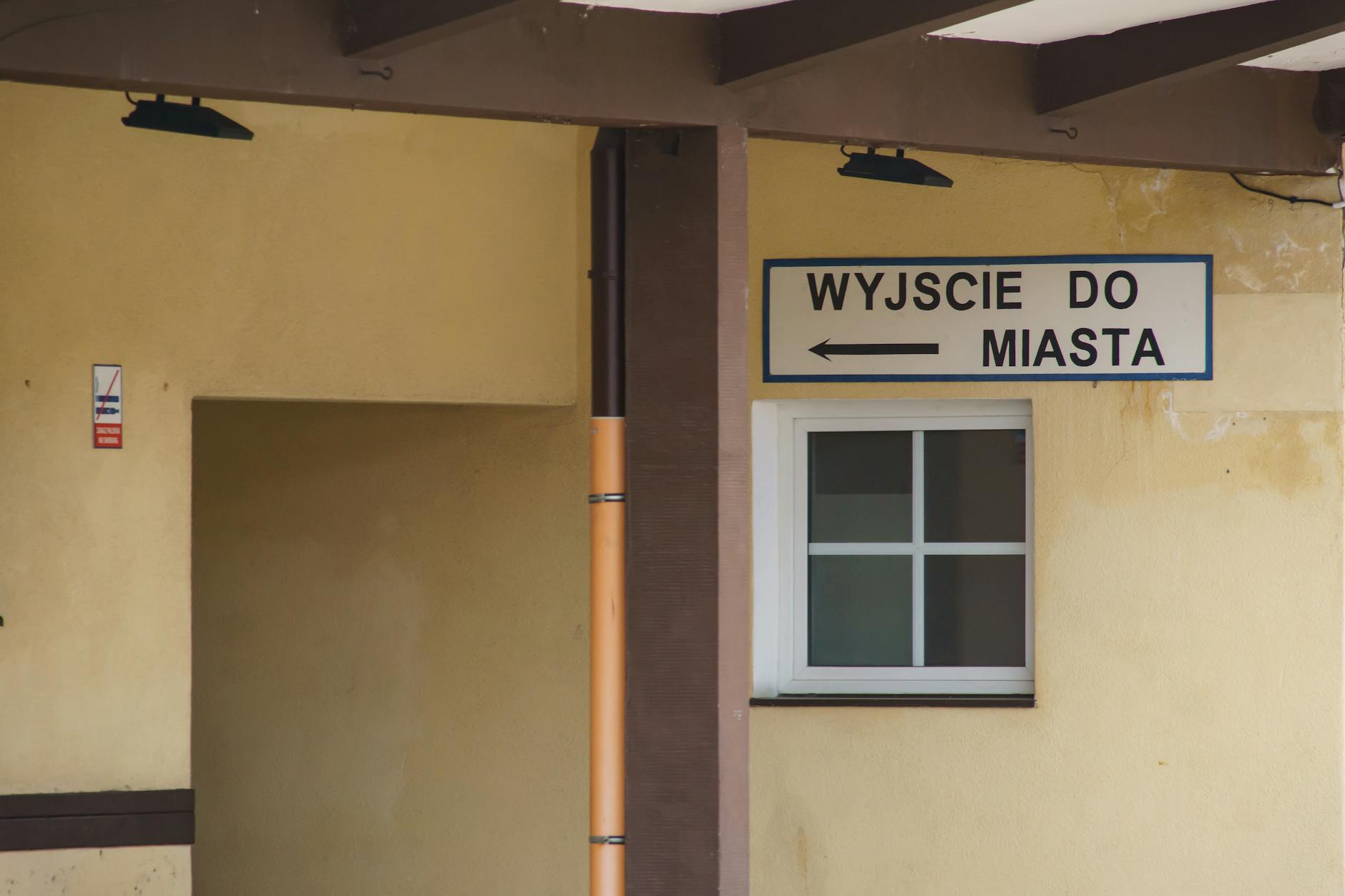 Mapa Ciechanowa z ikonami symbolizującymi kolejki do specjalistów, skupienie na frazie kolejki do specjalistów Ciechanów