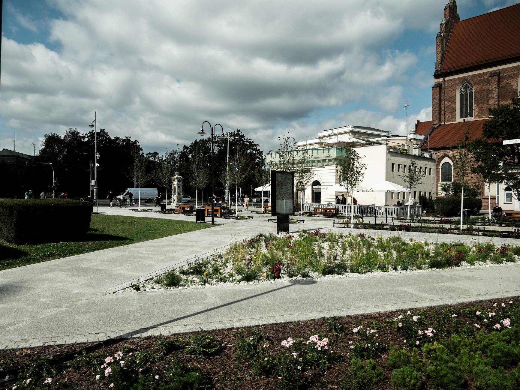 Osoba przeglądająca oferty pracy na komputerze, symbolizująca rynek pracy w Ciechanowie.