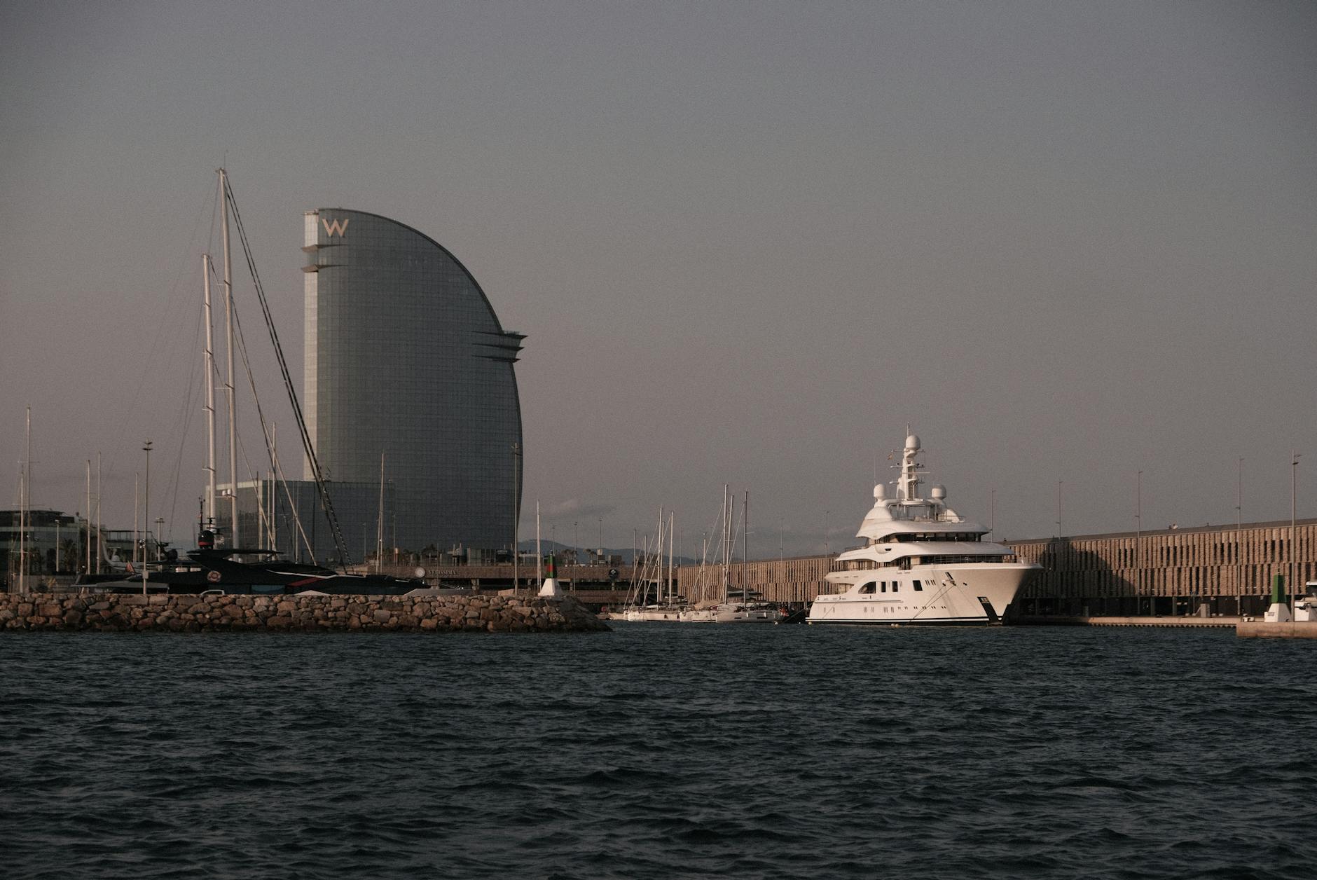 Widok na zamek w Ciechanowie podczas majówki, z zielenią i kwitnącymi drzewami w tle.