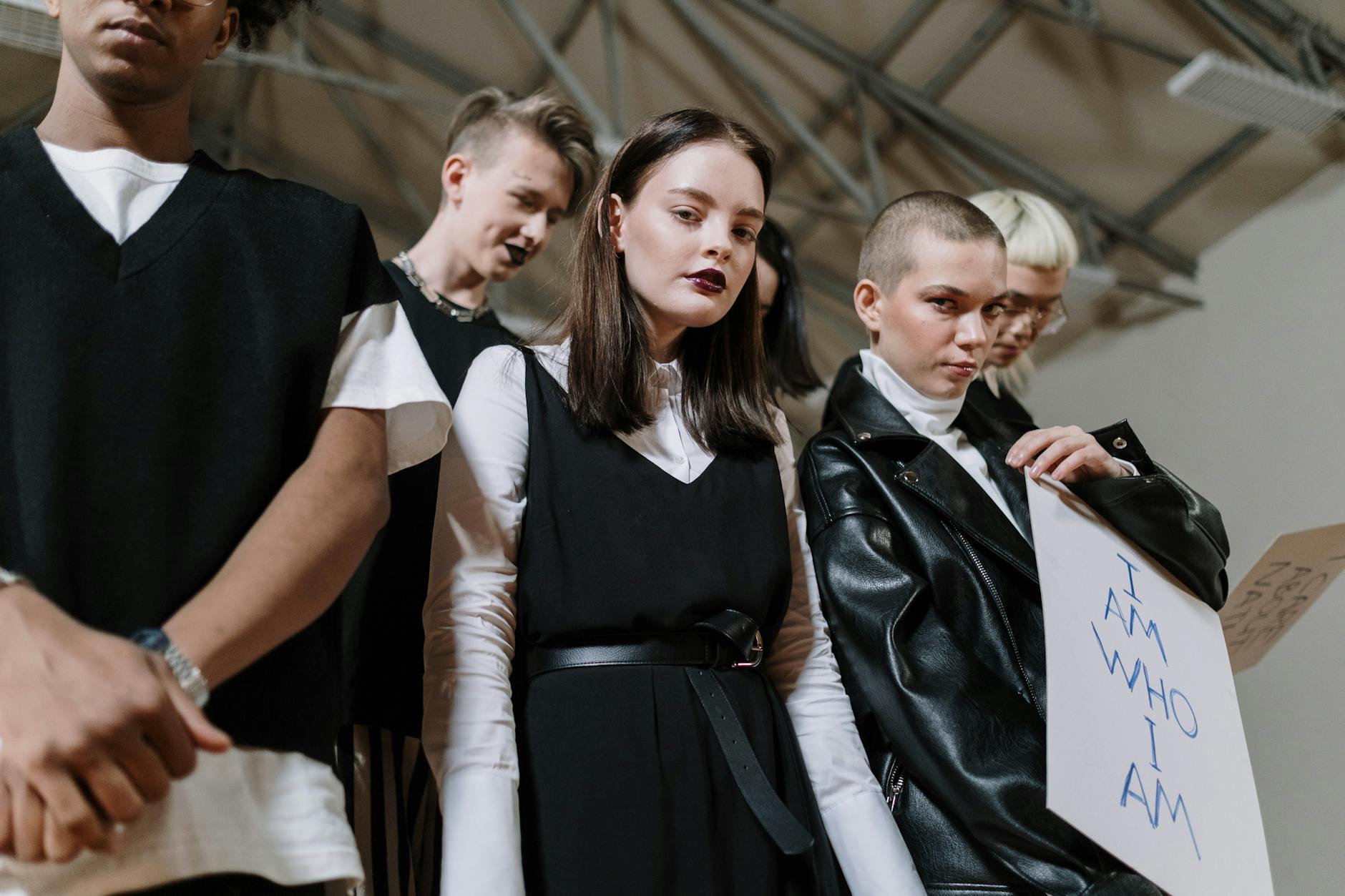 Uczestnicy na Targach Edukacji i Pracy w Ciechanowie, szukający informacji o karierze i zatrudnieniu.